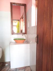 拉基拉Posada El Artesano De Raquira的一间带水槽和镜子的浴室