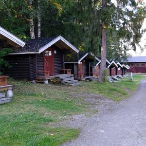 列克萨Lomakylä Timitraniemi的路边一排小木屋