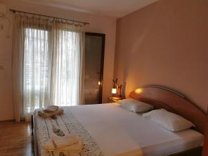 威尔帕扎Guesthouse Vukasevic的一间卧室配有一张大床和两条毛巾