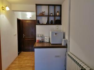 威尔帕扎Guesthouse Vukasevic的厨房配有台面和冰箱