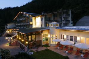 贝希特斯加登Alpenhotel Fischer 4 Sterne - Adults Only的享有酒店空中美景,配有桌子和遮阳伞