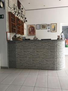 格拉达茨Hotel Lukas的一间厨房,在房间内有砖台