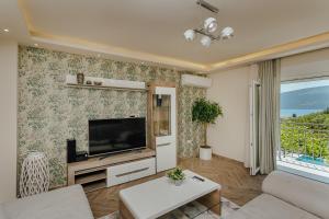 赫尔采格诺维Villa Mediterano的客厅设有壁挂式平面电视。