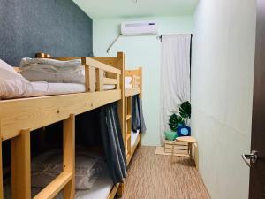 金色小棧青旅民宿 (瑞芳车站)客房内的一张或多张双层床
