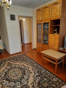 切尔尼戈夫Эконом вариант - спальный район的客厅配有桌子和地毯。