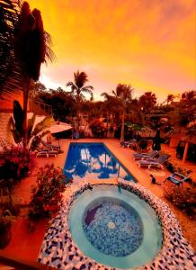 埃斯孔迪多港Hotelito Swiss Oasis -Solo Adultos - Adults only的一座享有日落美景的游泳池
