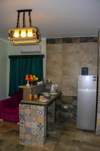 达哈布Geo Palace的厨房配有带食品的桌子和冰箱