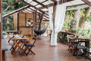 阿布拉奥Bonito Paraiso Ilha Grande的户外庭院配有桌椅和秋千。