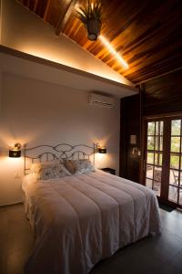 费尔南多 - 迪诺罗尼亚Pousada Vila Nakau的一间卧室,卧室内配有一张大床