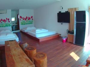 鹅銮鼻捻花民宿的客房设有两张床和一台平面电视。