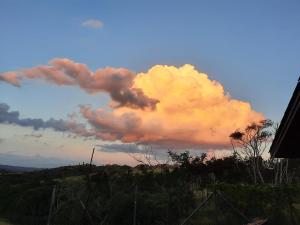 圣罗克Hospedagem Chalé pousada Chácara Cantinho do Mozão的日落时分天空中的云层形成