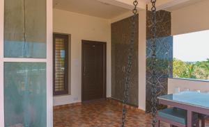 蓬蒂切里Pranaav Beach Resort的一间设有桌子和玻璃墙的房间