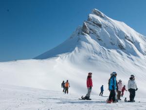 达米尔斯Haus Furka的一群滑雪者在雪覆盖的山上