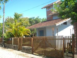 瓜尔达恩巴Casa Guarda do Embaú的房屋前的木栅栏
