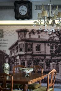 奥瑞斯蒂亚斯韦恩尼酒店的桌子、椅子和墙上的时钟