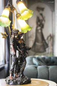 奥瑞斯蒂亚斯韦恩尼酒店的一张桌子上拿着一盏灯的两个人的雕像