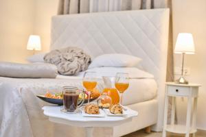 斯普利特Best location Rooms的一张桌子上床边的食品和饮料托盘