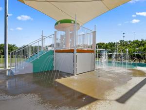 鲍恩皇后海滩旅游村酒店的喷泉泳池的水滑梯