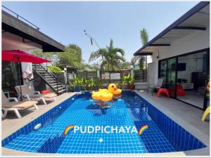 Ban SahakhamPudpichaya Pool Villa的中间有一个带橡皮鸭玩具的游泳池