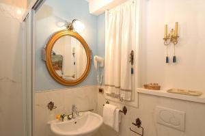 威尼斯拉洛贾住宅酒店的一间带水槽和镜子的浴室