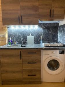 契拉勒Safir Pansiyon的厨房配有水槽和洗衣机