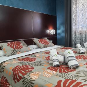科森扎Manu's Guest Suite的一间卧室配有带毛巾的床
