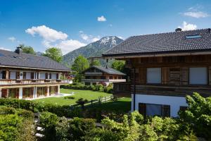 若特阿赫-埃根Bodenschneid Suiten Ringbergblick的享有山居背景的景色