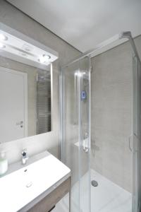 贝尔格莱德Duki New Belgrade的带淋浴、盥洗盆和镜子的浴室