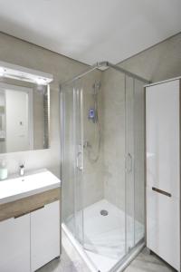 贝尔格莱德Duki New Belgrade的带淋浴和盥洗盆的浴室