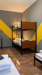 敖德萨hostel Koleso的一间客房内配有两张双层床的房间