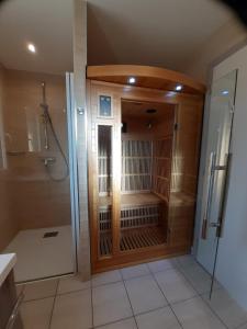 CierreyGîte des Douces'Eure的带淋浴和淋浴间的浴室