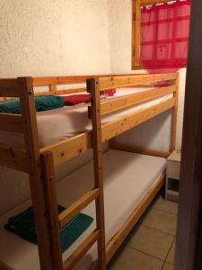 滨海阿热莱斯Mer Soleil Pinede的客房内的一张双层床