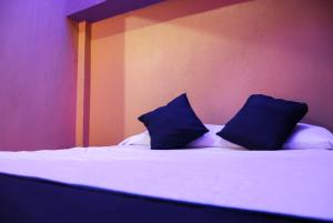 蒙特雷Hotel Oasis的床上有2个蓝色枕头