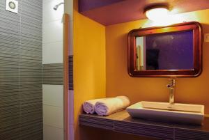 蒙特雷Hotel Oasis的一间带水槽和镜子的浴室