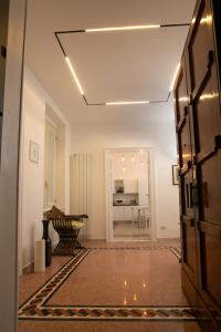 巴里Abate Luxury Interno 3的走廊设有桌子和用餐室
