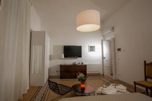 巴里Abate Luxury Interno 3的带沙发和电视的客厅