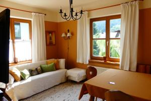 巴德小基希海姆富润沃荷芳梅里瓦斯林哲公寓的客厅配有白色沙发和2扇窗户。