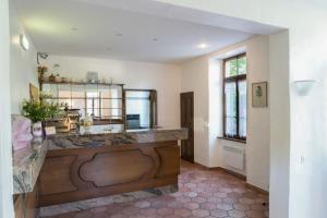 洛索内欧特洛与黎博索露营旅舍的厨房配有水槽和台面