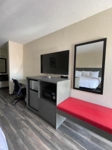 马里恩Dreamland Inn的酒店客房,设有床铺和红色长凳