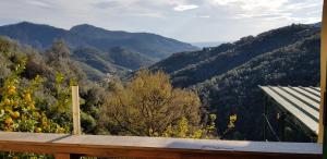 莱万托Casa Maria的房屋阳台享有山景。