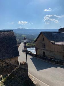 Saint-Côme-dʼOltAu Pont d’Olt的路旁的路灯