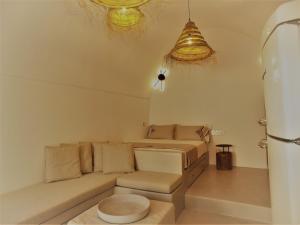 皮尔戈斯Imarkellis Santorini的带沙发和凳子的客厅