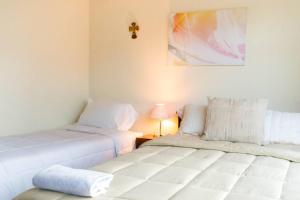 拉巴斯Bright & Comfy Guest House in La Paz的两张睡床彼此相邻,位于一个房间里