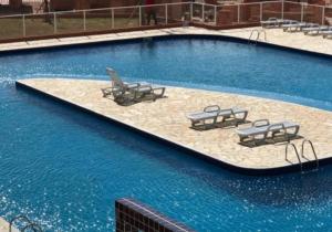 圣保罗Catarina Home Club Mairinque SP的一个带桌椅的游泳池