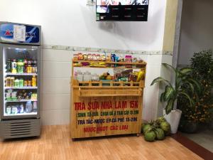 Xóm Mỹ ThanhAnhkhoa hotel Mỹ Phước的带有快餐店标志的冰箱