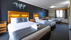 巴瑟斯特巴瑟斯特淘金汽车旅馆的酒店客房配有两张床和一张书桌
