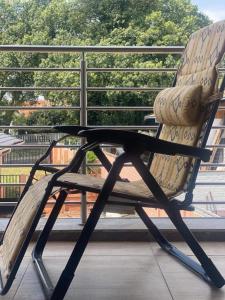 约翰内斯堡Elegant84的阳台顶部的椅子