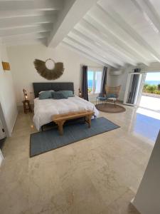 佩德拉马拉B&B Casa Pedramala的一间大卧室,配有一张床铺和一张桌子