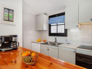 帕尔斯Apartment Ducado Golf B II by Interhome的厨房配有木桌上的一碗水果