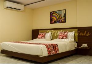 班加罗尔PPH Living Millennials Jigani的一间卧室,卧室内配有一张大床